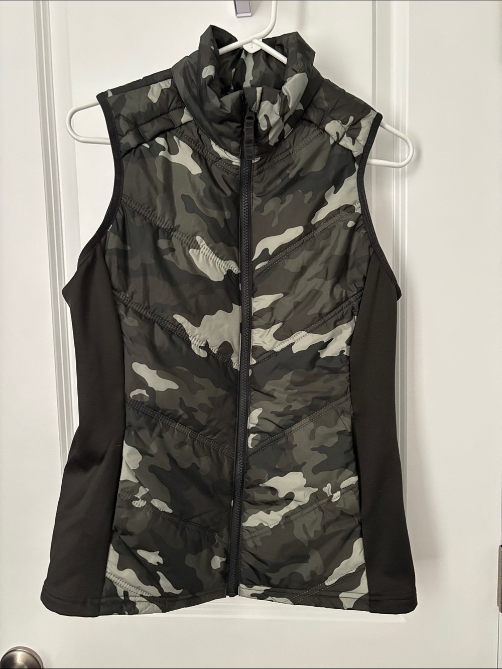 Avia Camouflage Quilted Sleeveless Vest in Black and Green